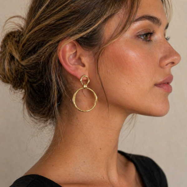 Pendientes elegantes de latón con círculos geométricos y acabado mate, diseño artesanal Astrid