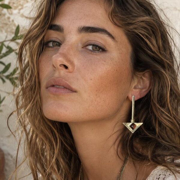 Pendientes triangulares con cabujón y vidrio opalino Eira | Galdana Jewelry