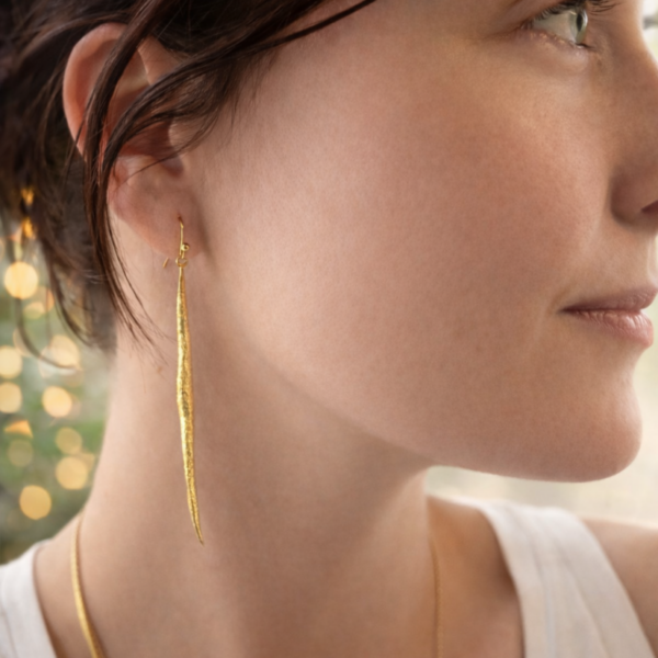 Pendientes largos dorados artesanales Sigrid de latón Galdana Jewelry