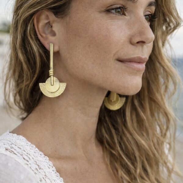 Pendientes geométricos dorados artesanales Thora en latón | Galdana Jewelry