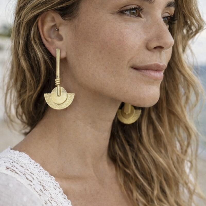 Pendientes geométricos dorados artesanales Thora en latón | Galdana Jewelry